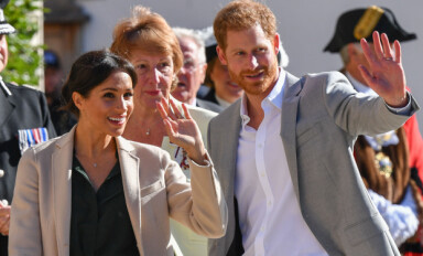 FIKK KONGELIG VELKOMST: Det var lite å si på humøret da hertugparet ankom Sussex onsdag formiddag. Foto: NTB scanpix FIKK KONGELIG VELKOMST: Det var lite å si på humøret da hertugparet ankom Sussex onsdag formiddag. Foto: NTB scanpix